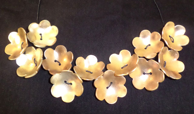 collier fleurs bronze doré 